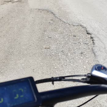 Van Belediyesi Yol Bakım İhmali Nedeniyle Öğrencinin Sürekli Lastik Patlamaları