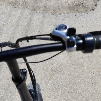 Van Belediyesi Yol Bakım İhmali Nedeniyle Öğrencinin Sürekli Lastik Patlamaları