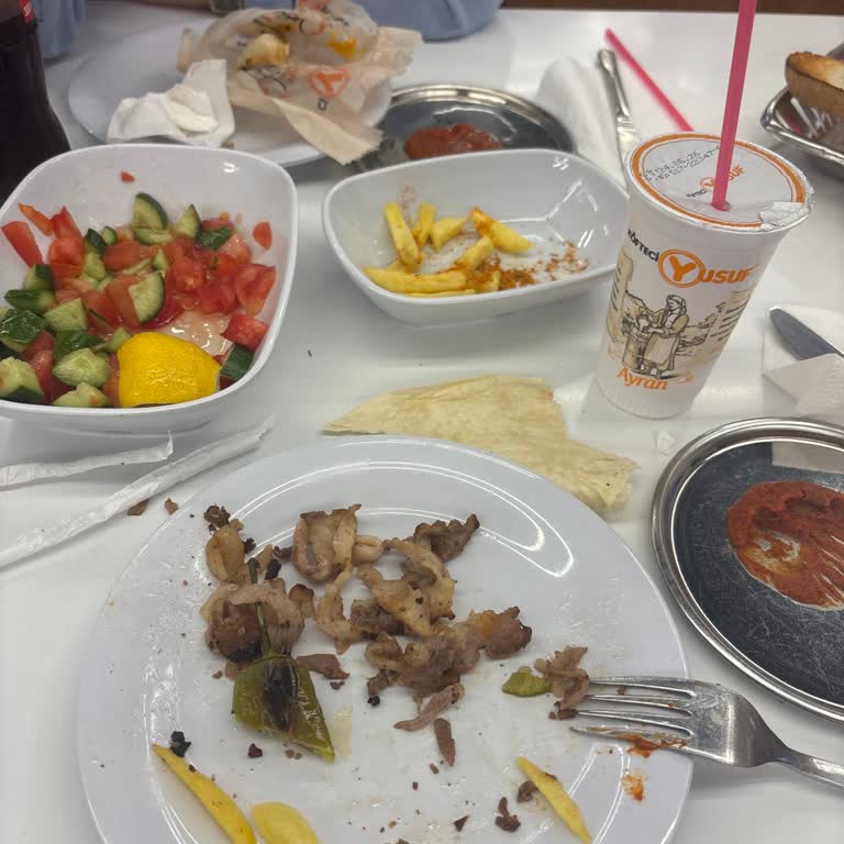 Yaprak Dönerde Yağ Fazlası Ve Personel İlgisizliği