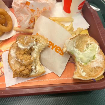 Popeyes Şubesinde Maxi Ekonomix Poppy Sandviçinde Tavuk Oranı Çok Az