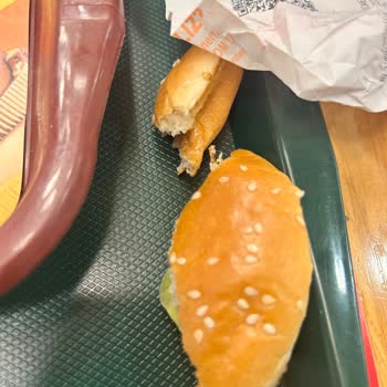 Popeyes Şubesinde Maxi Ekonomix Poppy Sandviçinde Tavuk Oranı Çok Az