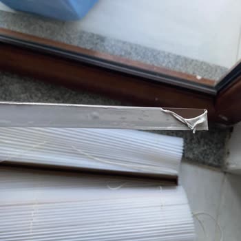 Yapışkanlı Perde 24 Saatte Düşüyor, Değişim Ve İade Talebi