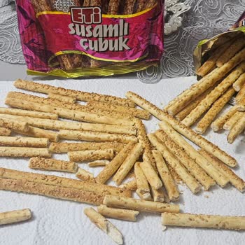Eti Susamlı Çubuk Krakerde Parçalanmış, Susamsız Ve Bayat Lezzet