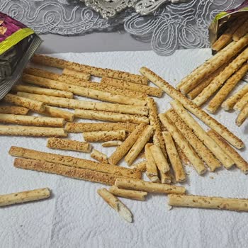 Eti Susamlı Çubuk Krakerde Parçalanmış, Susamsız Ve Bayat Lezzet