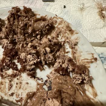 Sağlık Riski Taşıyan Alüminyum Benzeri Sert Cisimli Çikolatalı Pasta