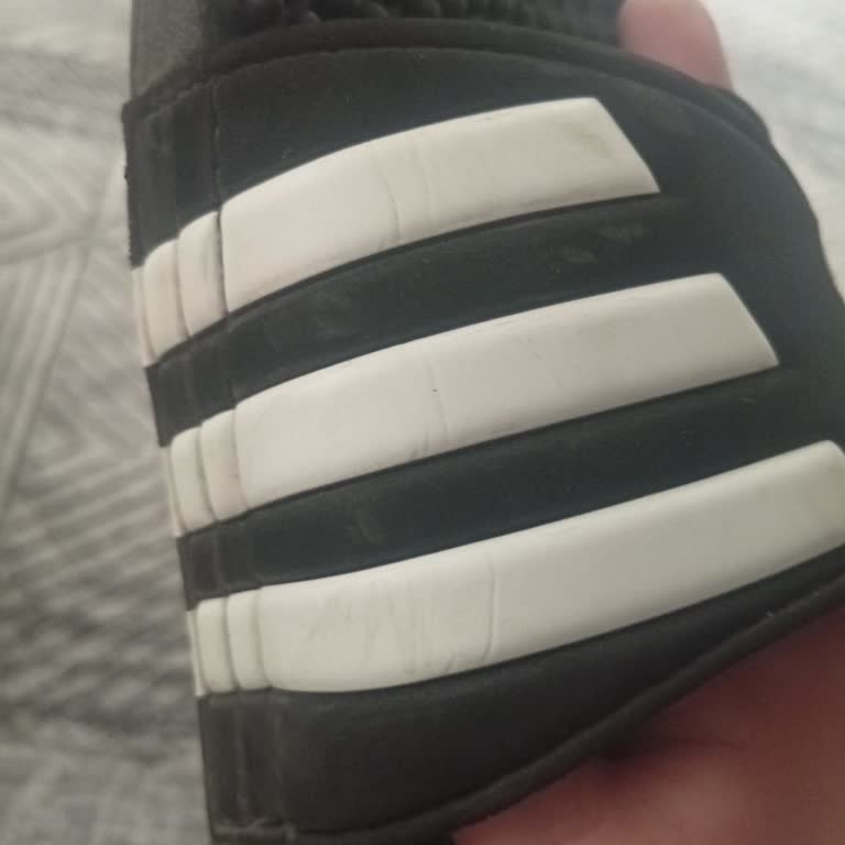 Adidas Terlikte Üç Gün İçinde Çatlak Şeritler Ve Kalite Sorunu