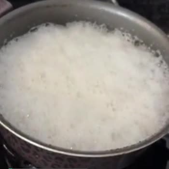 Yudum Ay Çiçek Yağı Kızartma Yaparken Köpürüyor