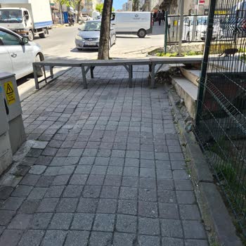 A101 Marketin Kaldırım Üzerindeki Boşta Bırakılan Platform Yaya Geçişini Engelliyor