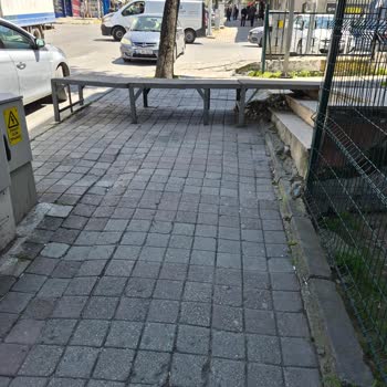 A101 Marketin Kaldırım Üzerindeki Boşta Bırakılan Platform Yaya Geçişini Engelliyor