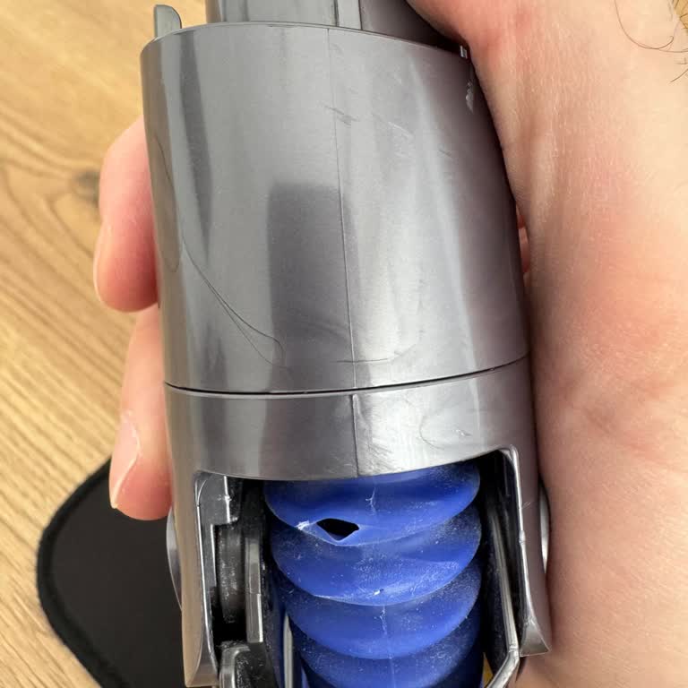 Dyson V12 Detect Slim Lazer Başlığı Hortumu Kısa Sürede Yırtıldı Ve Garanti Dışı Sayıldı