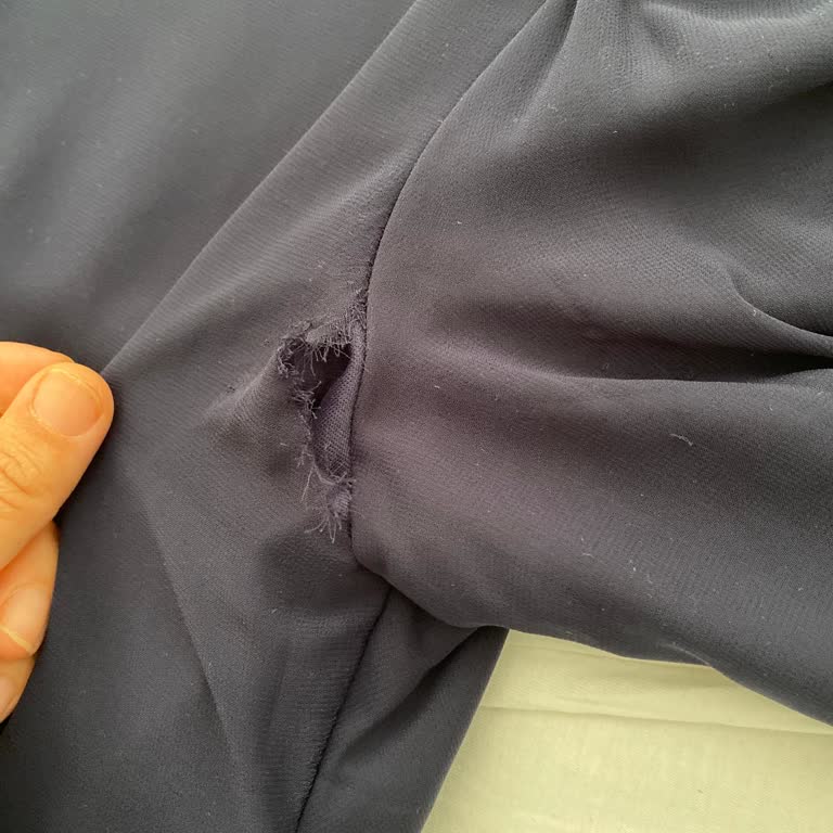 Alvina Şifon Abiyede Arka Omuz Dikişi İlk Giyimde Çöktü