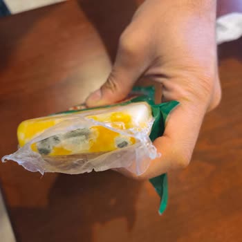 Kadıköy Carrefour Gurme'de Süresi Geçmemiş Cheddar Marble Peynirinde Küf