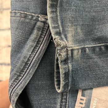 Mavi Dörtyol Mağazasındaki Kot Pantolonun Soyulma Ve Renk Solması