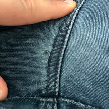 Mavi Dörtyol Mağazasındaki Kot Pantolonun Soyulma Ve Renk Solması