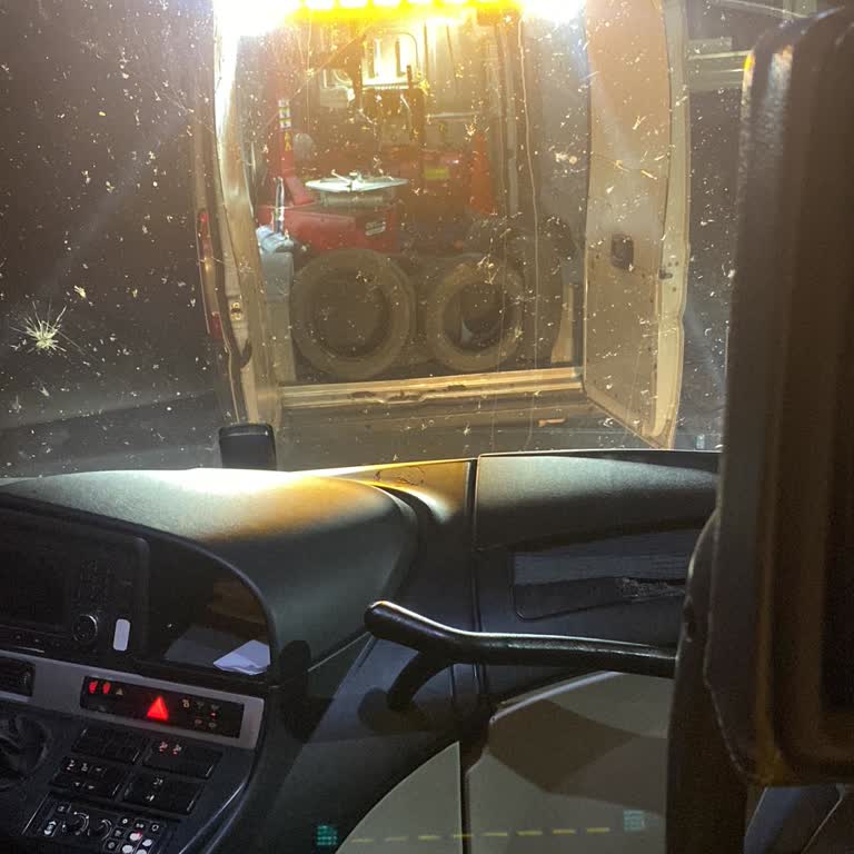 Camın Açık Kaldığı Ve Lastiğin Patladığı Araçta Güvenlik Sorunu