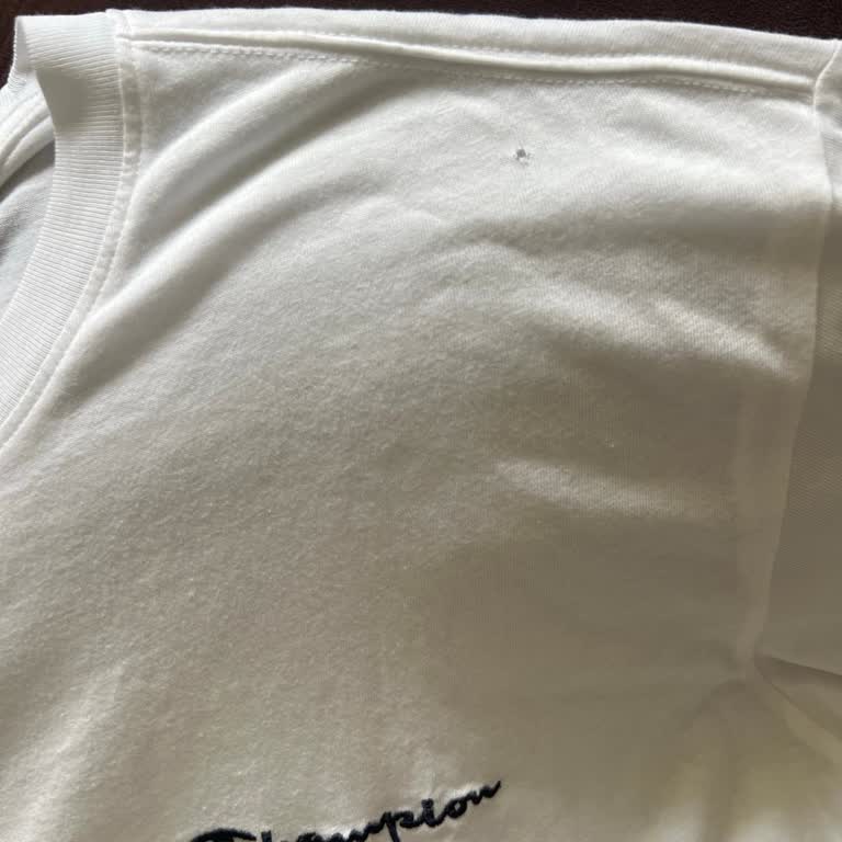 Sneaks Up Mağazasından Champion Tee'de Yıkama Sonrası Oluşan Delik İçin Değişim İsteği