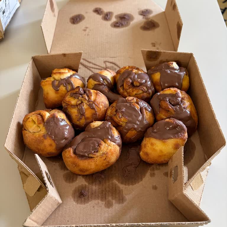 Kuponlu Siparişlerde Ürün Kalitesi Düşüyor: Cinnamon Roll Çikolata Sosu Az