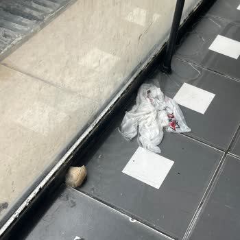 Mekanın Hijyen Eksikliği Ve Garsonların Saygısız Tavırları