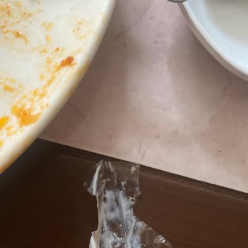 Sütaş Ayranında Naylon Çıktı Ve Bardağa Yapıştı