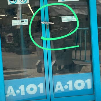 Alt Kat Kapısının Sürekli Kilitli Olması Ve Çalışanların Saygısız Tutumu