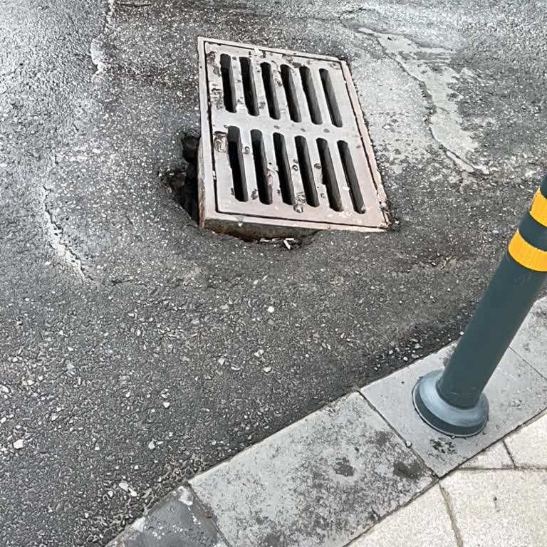 Büyükdere Caddesi'ndeki Kırık Rögar Kenarları Yaya Güvenliğini Tehlikeye Atıyor