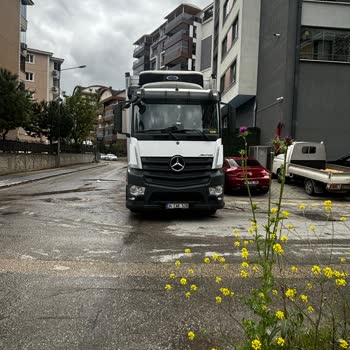 File Market’in Tır Ve Kasaları Yaya Yolu Ve Kaldırıma Engel Oluyor