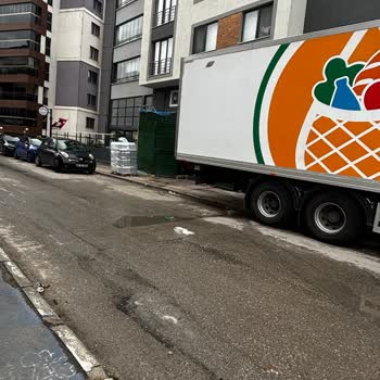 File Market’in Tır Ve Kasaları Yaya Yolu Ve Kaldırıma Engel Oluyor