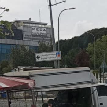 Çekmeköy Selami Caddesi’nde Seyyar Satıcı Yol Ve Parkı Engelliyor