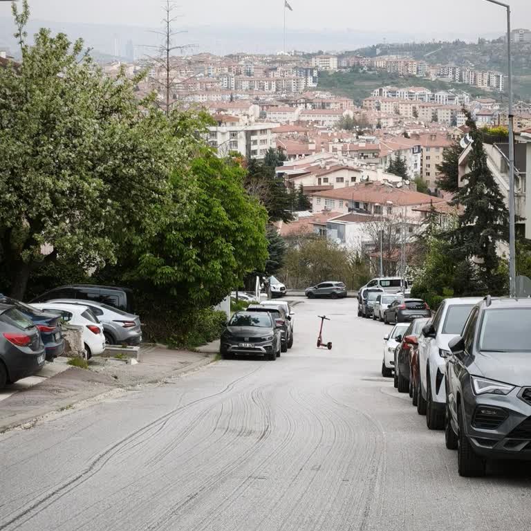 Hop Scooter Araç Yolunu Bloklayarak Trafik Güvenliğini Tehlikeye Attı