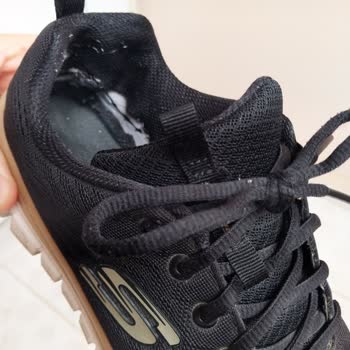 Metro Market'in Garantisi Yok Dediği Skechers Ayakkabısında Erken Yırtılma