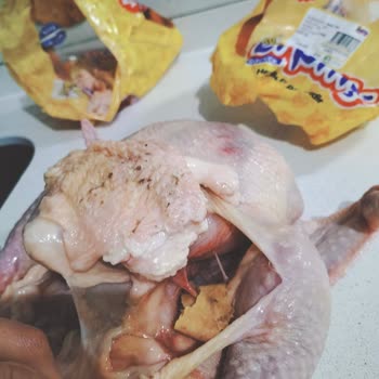 Güvenli Market’te Satılan Er Piliç Tavuk Bozulmuş Ve Yabancı Madde İçeriyor