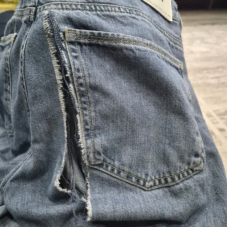 Mavi Jean Pantolonun Kısa Sürede Yırtılması Güveni Sarsıyor