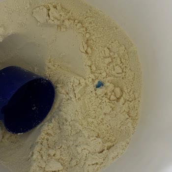 Whey Protein Tozunda Mavi Poşet Ve Saç Parçası Bulunması Güveni Sarsıyor