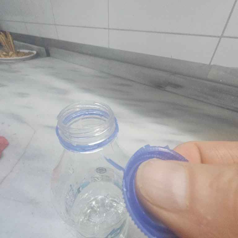 Kapak Sorunu Nedeniyle Damla Doğal Kaynak Suyu Şişelerinde Su Dökülmesi Ve Keskin Uç Tehlikesi