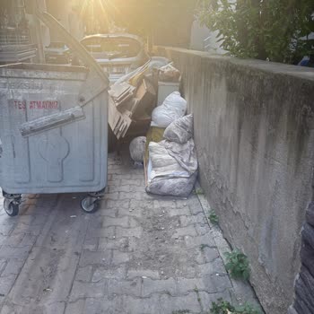 Karşıyaka Goncalar Mahallesi Çöp Varili Çevresindeki Atıklar Ve Koku Şikayeti, Çözüm Bekleniyor