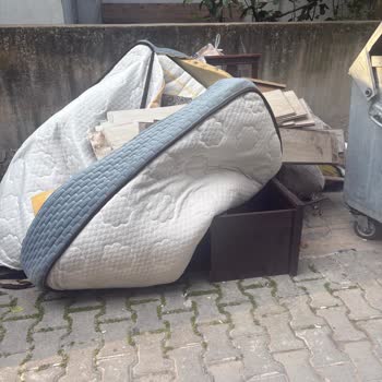 Karşıyaka Goncalar Mahallesi Çöp Varili Çevresindeki Atıklar Ve Koku Şikayeti, Çözüm Bekleniyor