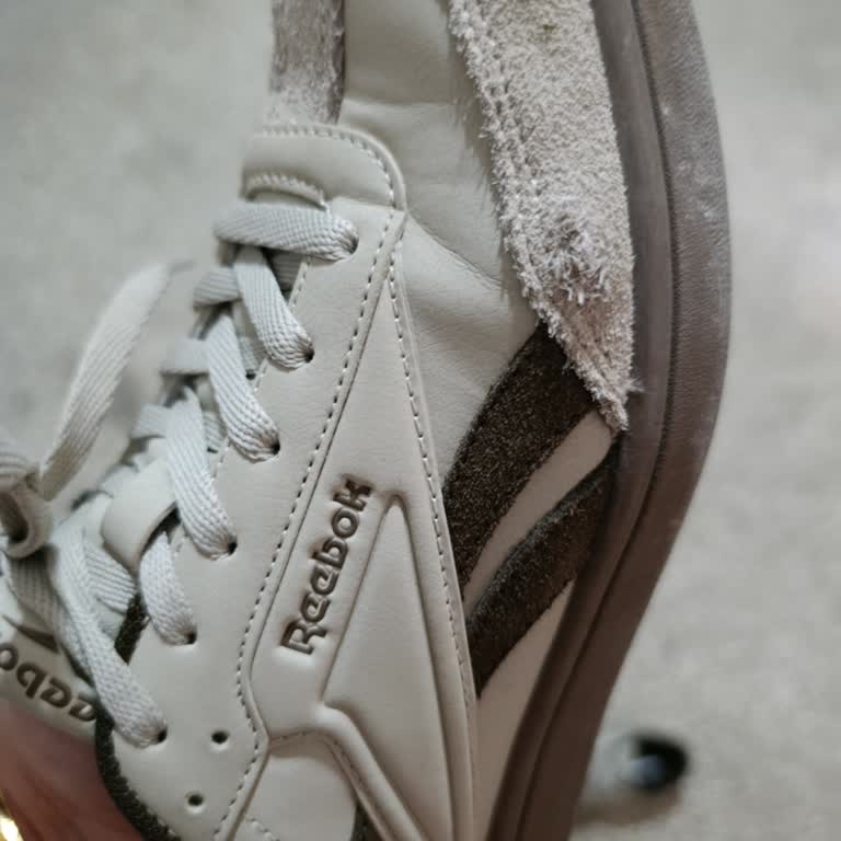 FLO’da Kısa Sürede Yırtılan Reebok Ayakkabısı İçin Tam İade Talebi