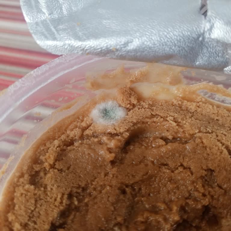 Kremalı Cheesecake’te Küflü Ve Sulu Kreması Sağlık Endişesi Olarak Değişim Talebi