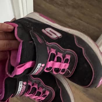 Skechers Botunun Su Alması Ve Çocuğun Ayağını Terletmesi