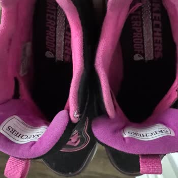 Skechers Botunun Su Alması Ve Çocuğun Ayağını Terletmesi
