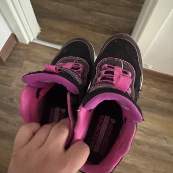 Skechers Botunun Su Alması Ve Çocuğun Ayağını Terletmesi