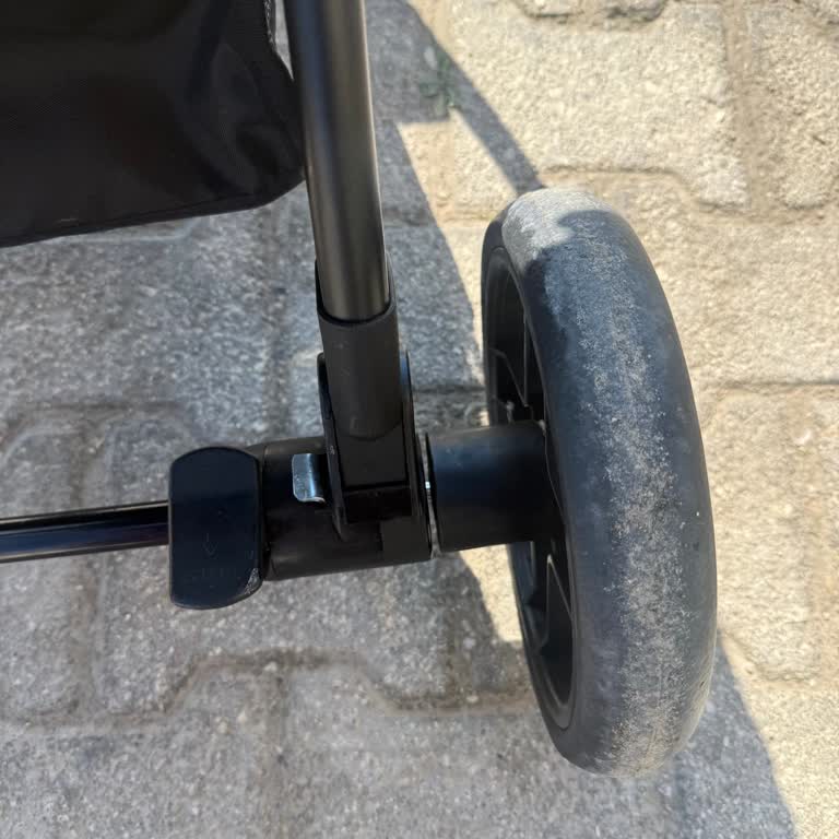 Joell Truva Sistem Bebek Arabasında Tekerlek Açılması Güvenliği Tehlikeye Atıyor