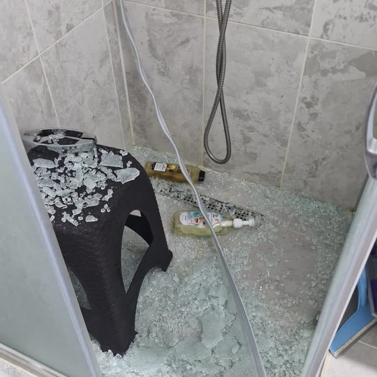 Duşakabinde Cam Patlaması Aile Güvenliğini Tehdit Ediyor