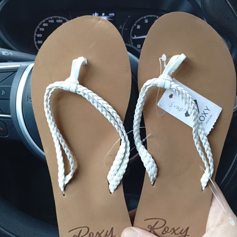 Görseldeki Beyaz Skechers Ayakkabı Yerine Sandalet Gönderildi
