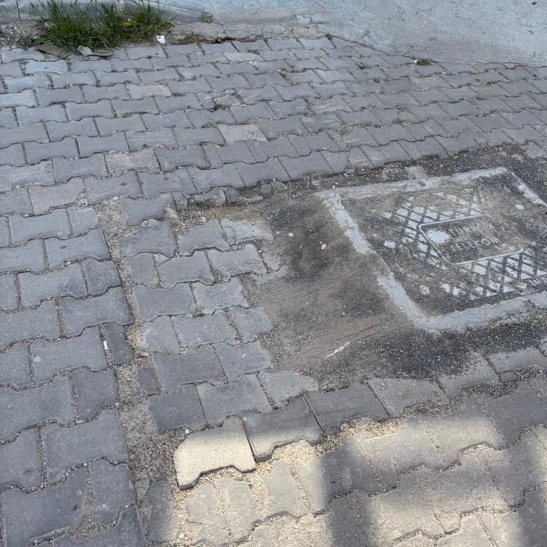 Eskişehir Odunpazarı'nda Telekom Kutusunun Yol Çökmesi Acil Onarım Gerektiriyor