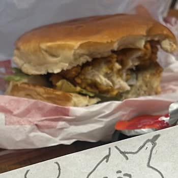 Ücretli Cheddar Peynirinin Eksikliği Ve Personelin Umursamazlığı