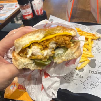 Ücretli Cheddar Peynirinin Eksikliği Ve Personelin Umursamazlığı