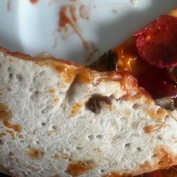 Zeytinli Sucuklu Pizza’da Kıl Yumağı: Hijyen Ve İade Talebi