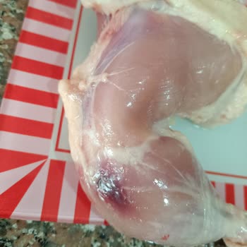 BİM Tavuk Ürününde Hijyen Ve Fiziksel Hasar