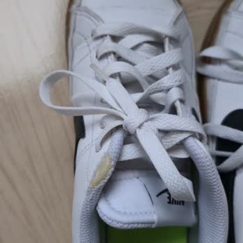 Nike Court Legacy Ayakkabısındaki Yırtık Ve Mağaza İlgisizliği